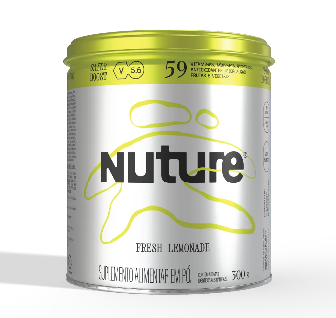 Lata de 300 g do multivitamínico Nuture Daily Boost, sabor Fresh Lemonade, com tampa amarelo-limão, corpo metalizado e o grafismo da marca em traço.