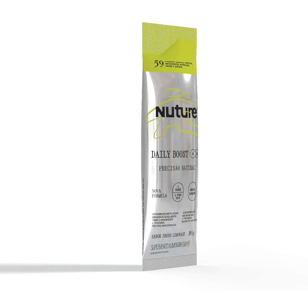 Sachê de 10 g do Nuture Daily Boost em pé, metalizado, com a faixa amarelo-limão no topo e a marca sobre o grafismo.