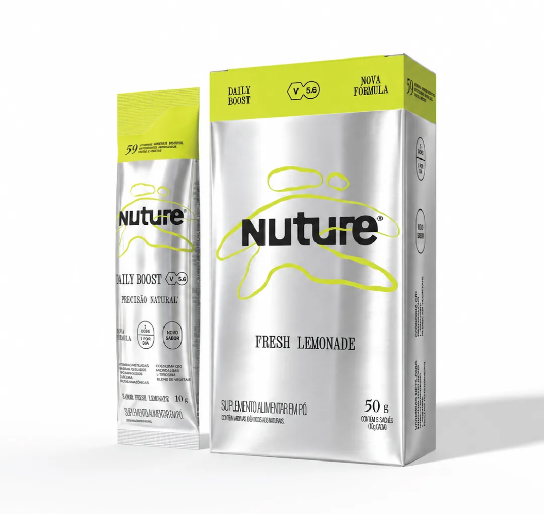 Caixa display de 5 sachês do Nuture Daily Boost, 50 g, com um sachê avulso de 10 g apoiado atrás dela.