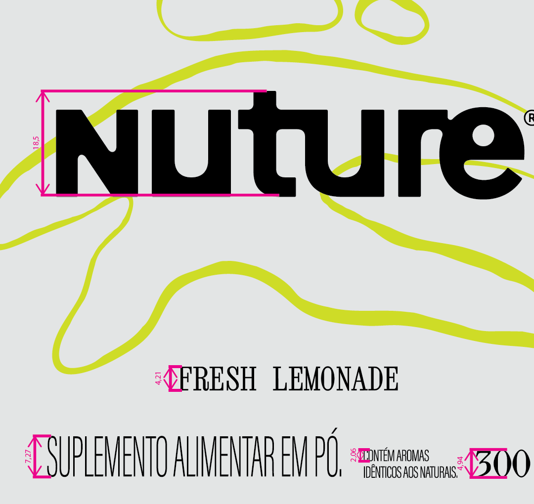 Detalhe da frente do rótulo com a altura de cada texto cotada em milímetros: a marca, o sabor Fresh Lemonade, a designação de suplemento alimentar em pó e o peso líquido.