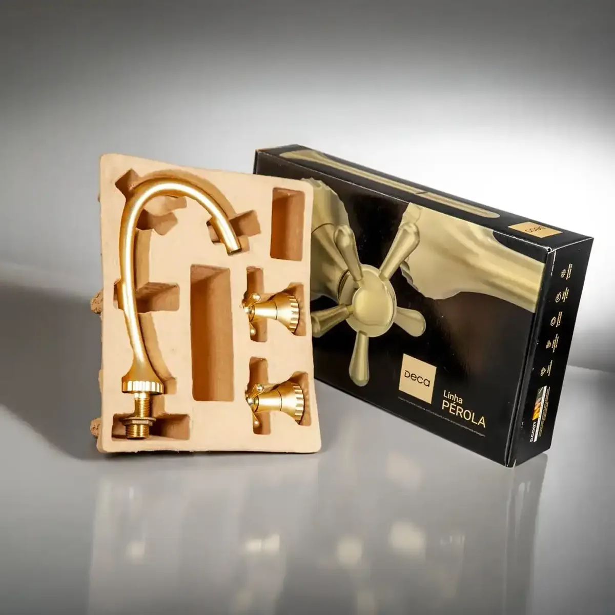 Moulded pulp tray with the gold Pérola tap, next to the closed box. Project cover.